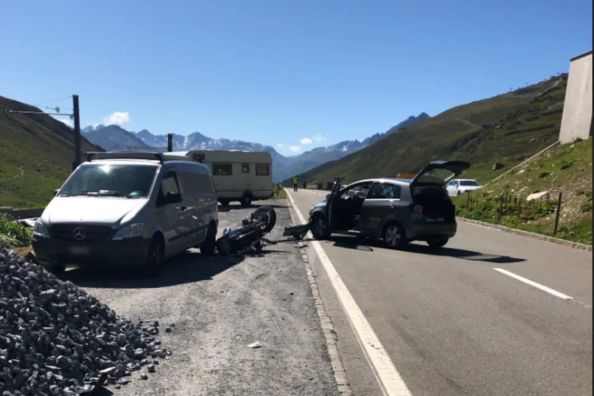 Andermatt UR - Autofahrer kollidiert mit Motorrad
