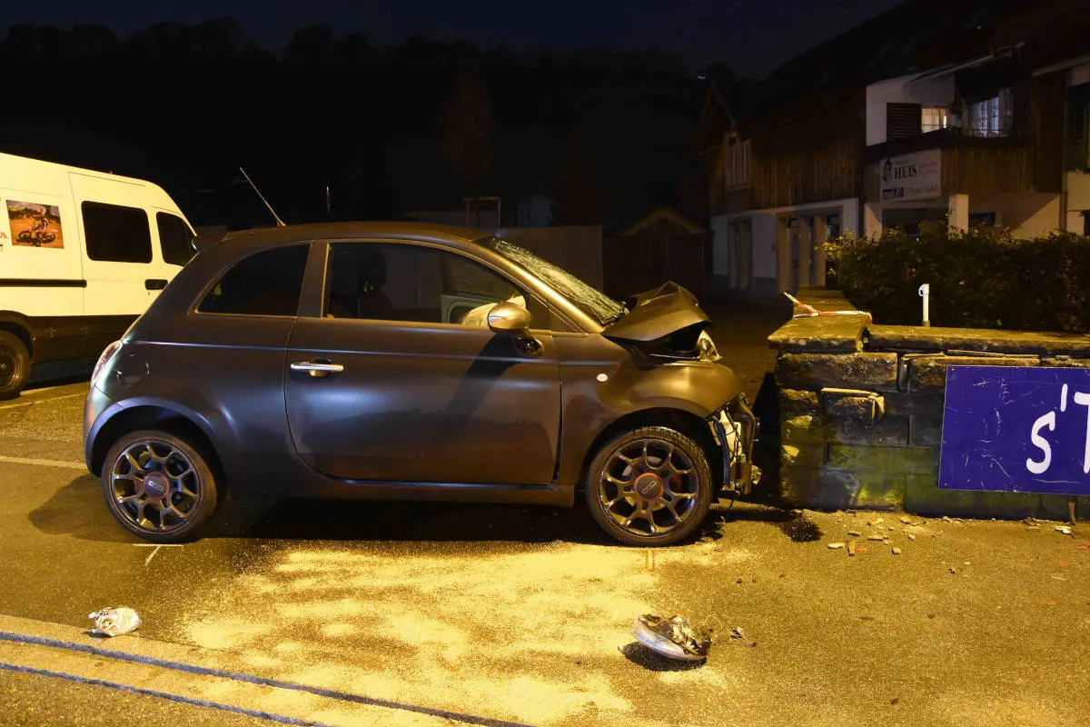 Unfall Thal SG - Mit Auto gegen Mauer gefahren