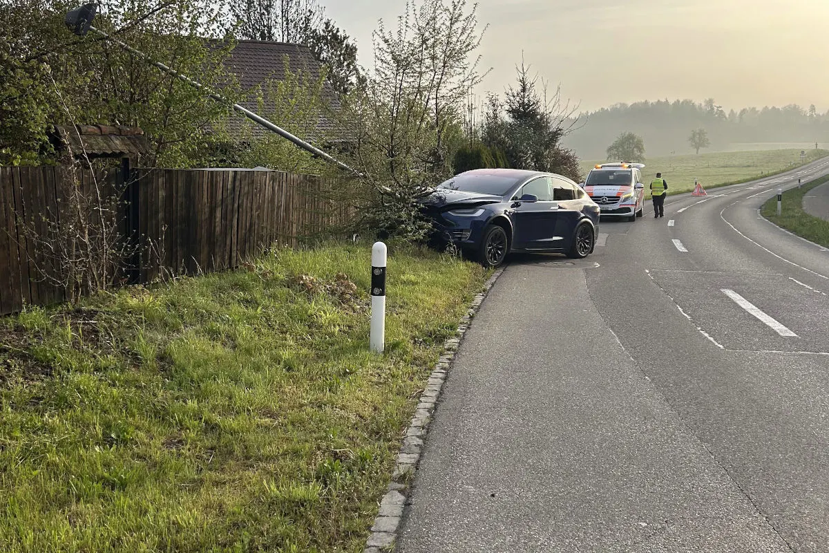 Unfall in Aettenschwil AG – Mit Tesla in Strassenlampe geprallt