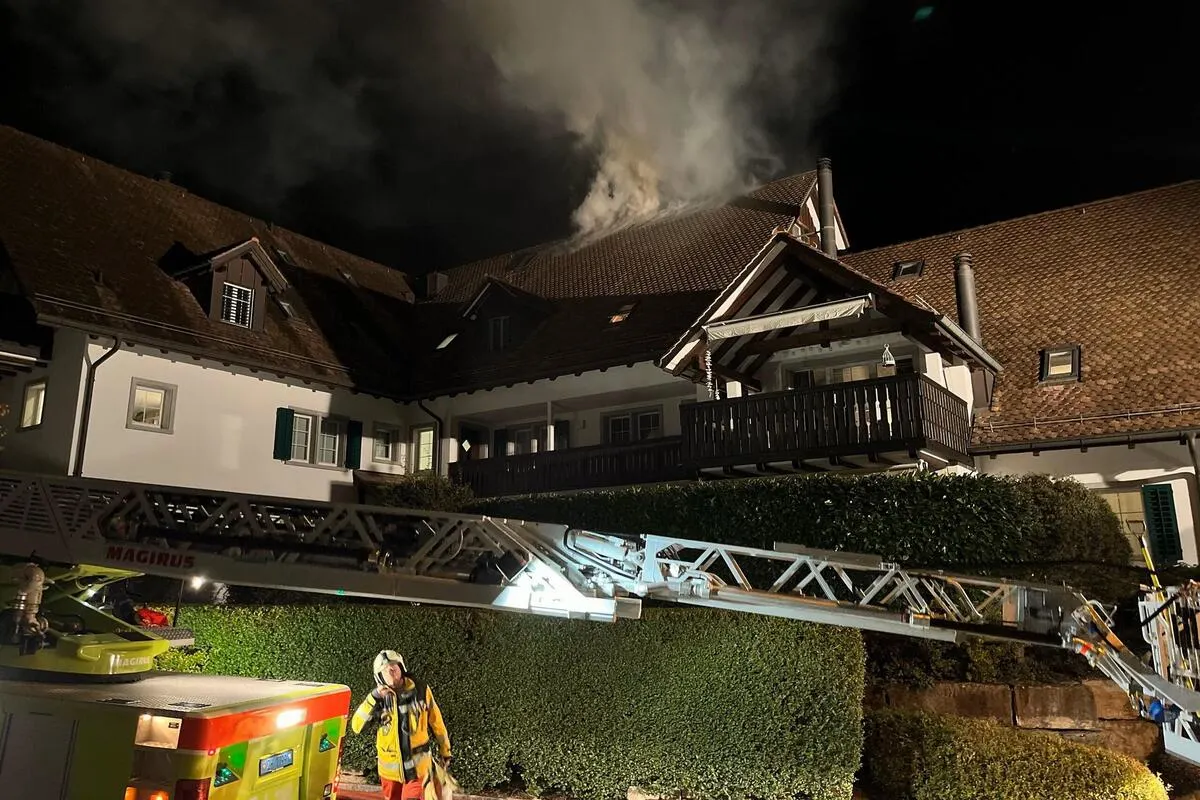 Neerach ZH - Beträchtlicher Schaden nach Brand