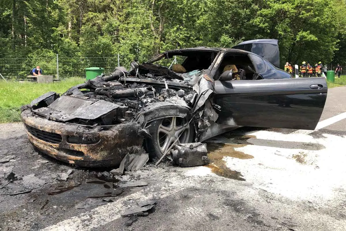 Kriessern SG - Auto fängt während der Fahrt Feuer!