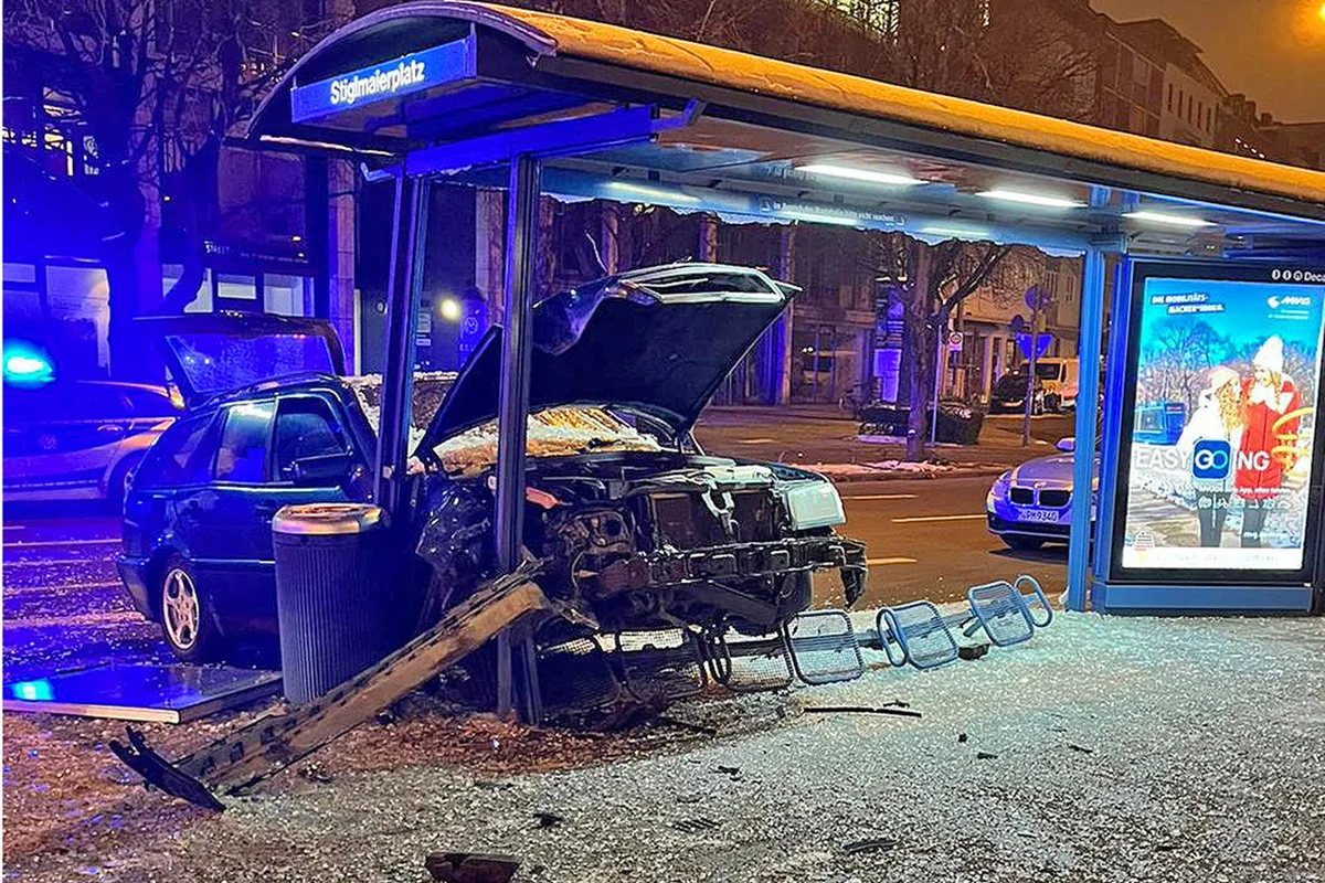 Maxvorstadt BY - Auto in Tramhaltestelle gefahren