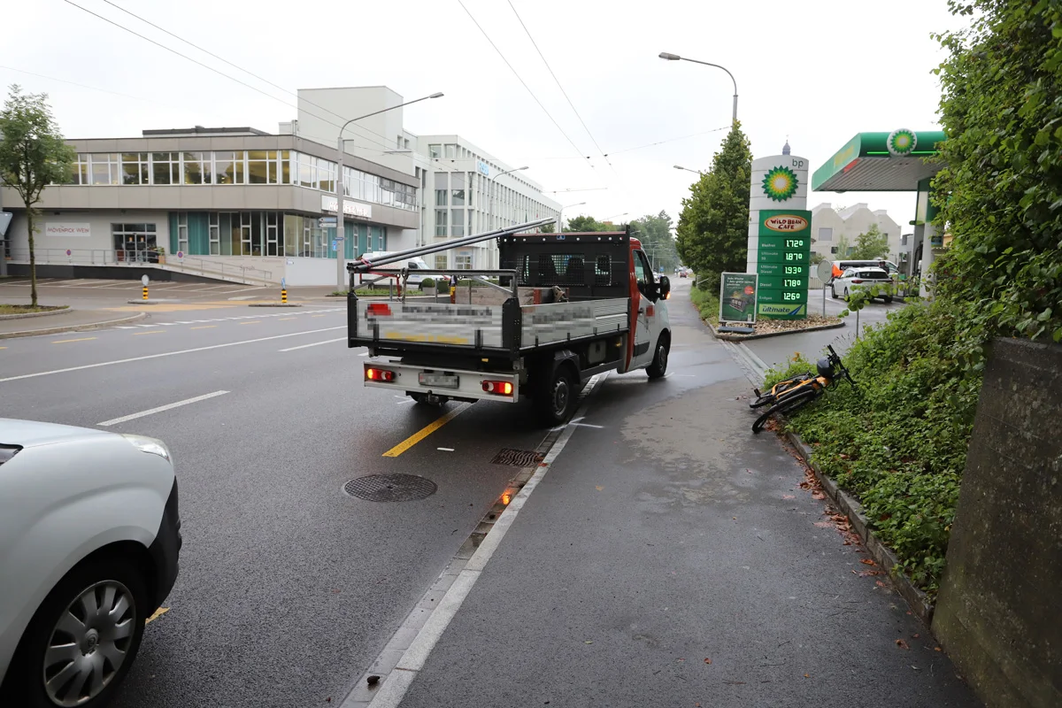 St.Gallen - E-Bike-Fahrer von Lieferwagen erfasst und verletzt