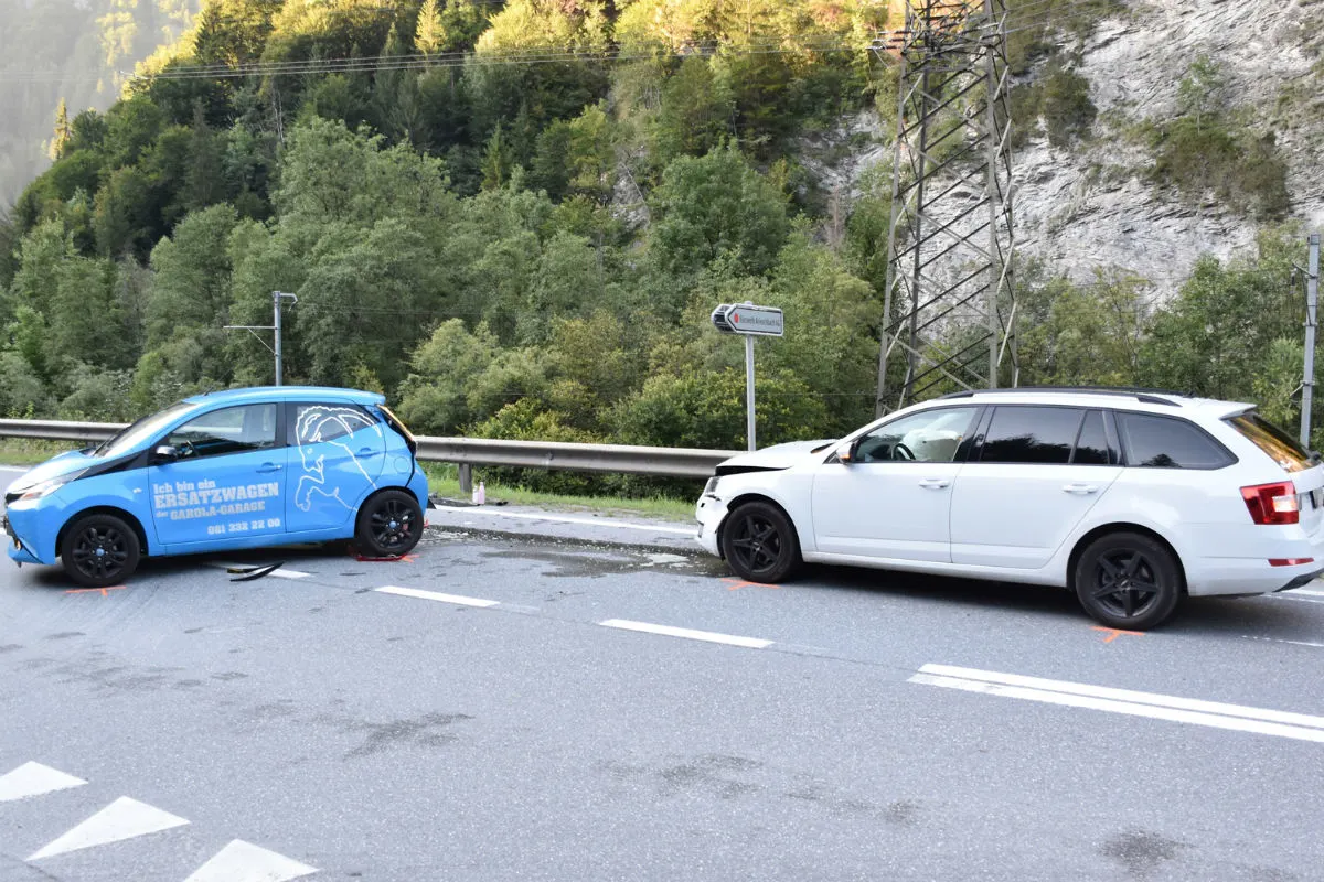 Fideris GR - Heftige Auffahrkollision bei Abbiegemanöver