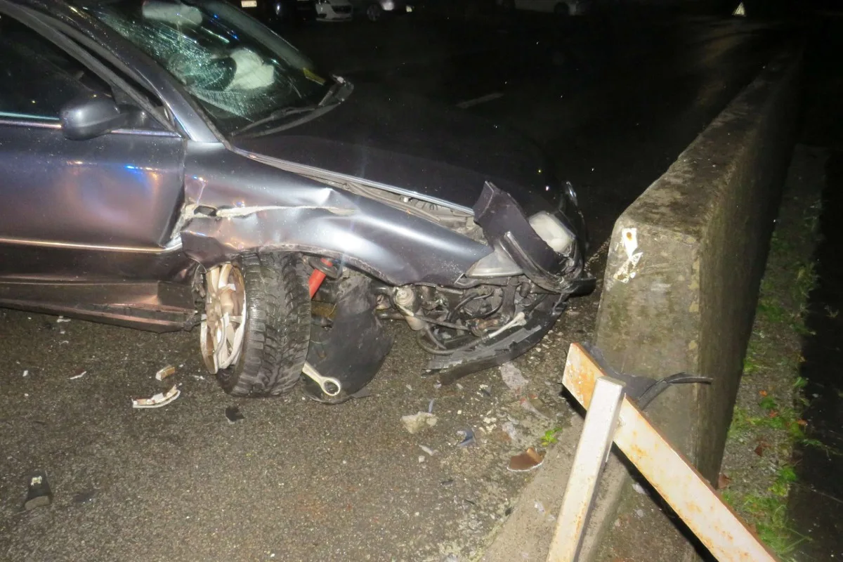 Totalschaden in Diesbach GL - 34-Jährige fuhr mit Auto in Strassenmauer