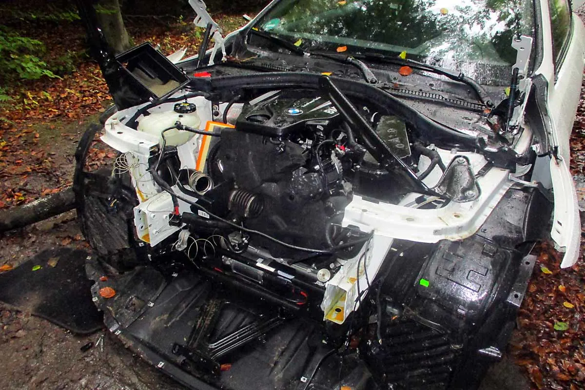Totalschaden in Frechen - Zeuge fand ausgeschlachtete BMW im Wald