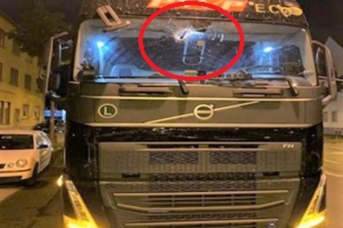 Mannheim - Unbekannter schleudert Zimmermannshammer in Frontscheibe eines  LKWs