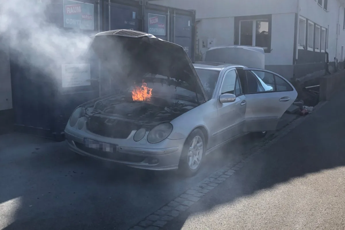 St. Margrethen - Mercedes gerät in Brand