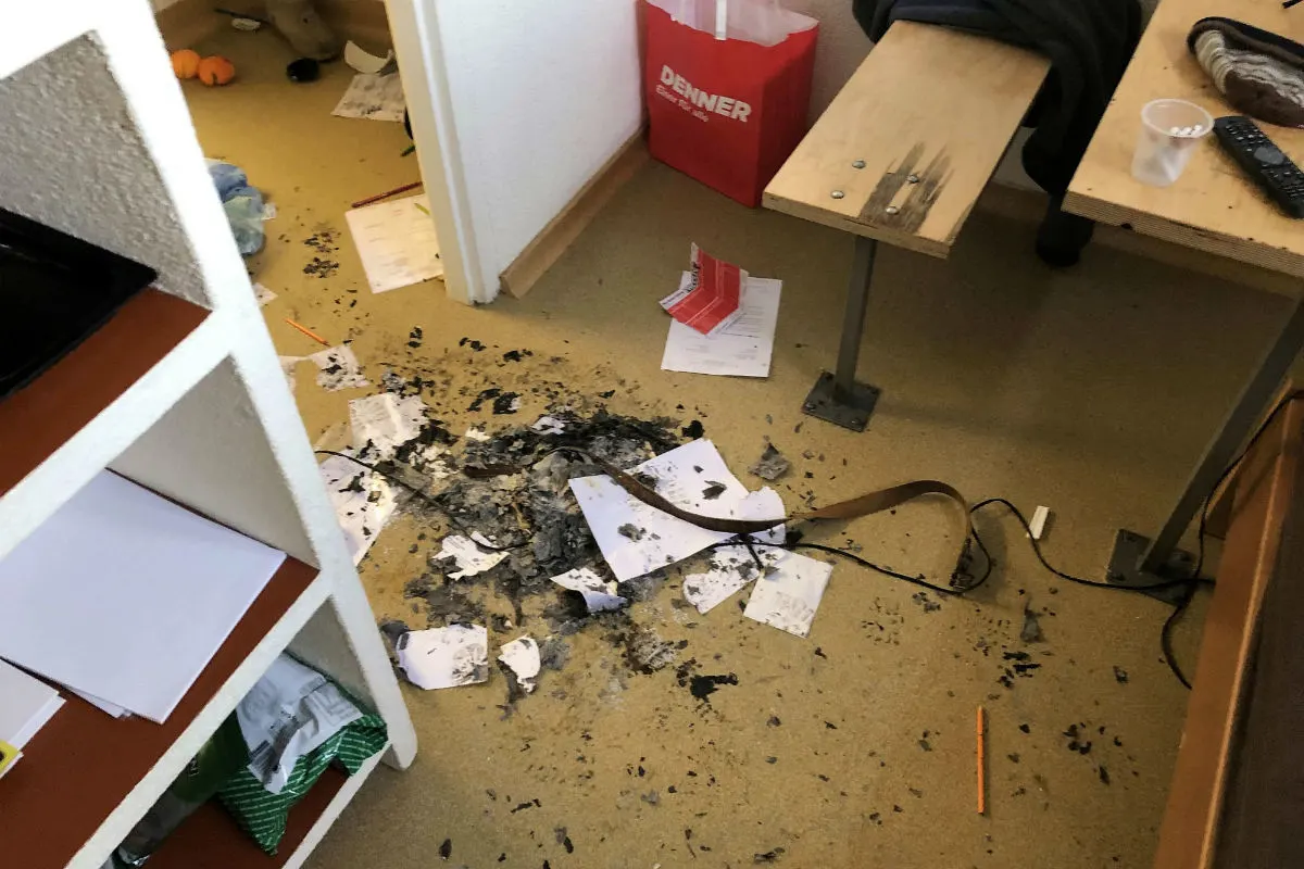Glarus GL - Häftling zündet Dokument an