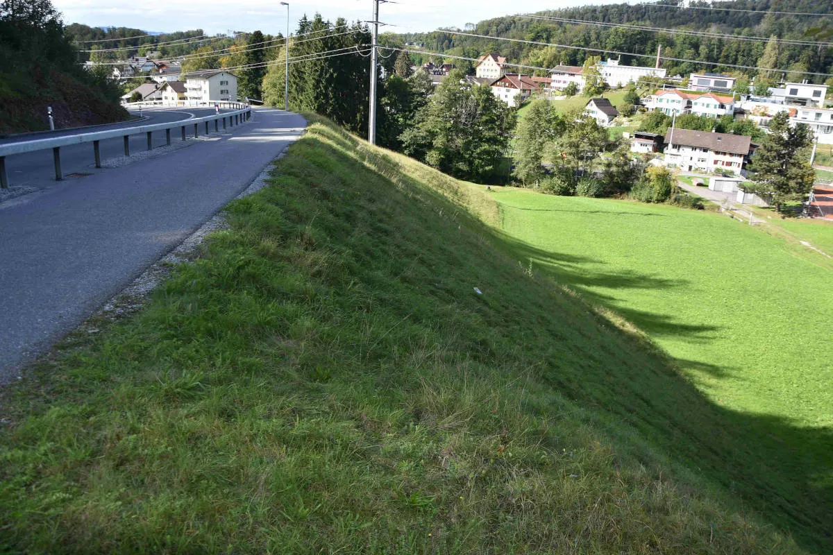 Drama in Ermenswil SG – Velofahrer tot aufgefunden – Zeugen gesucht