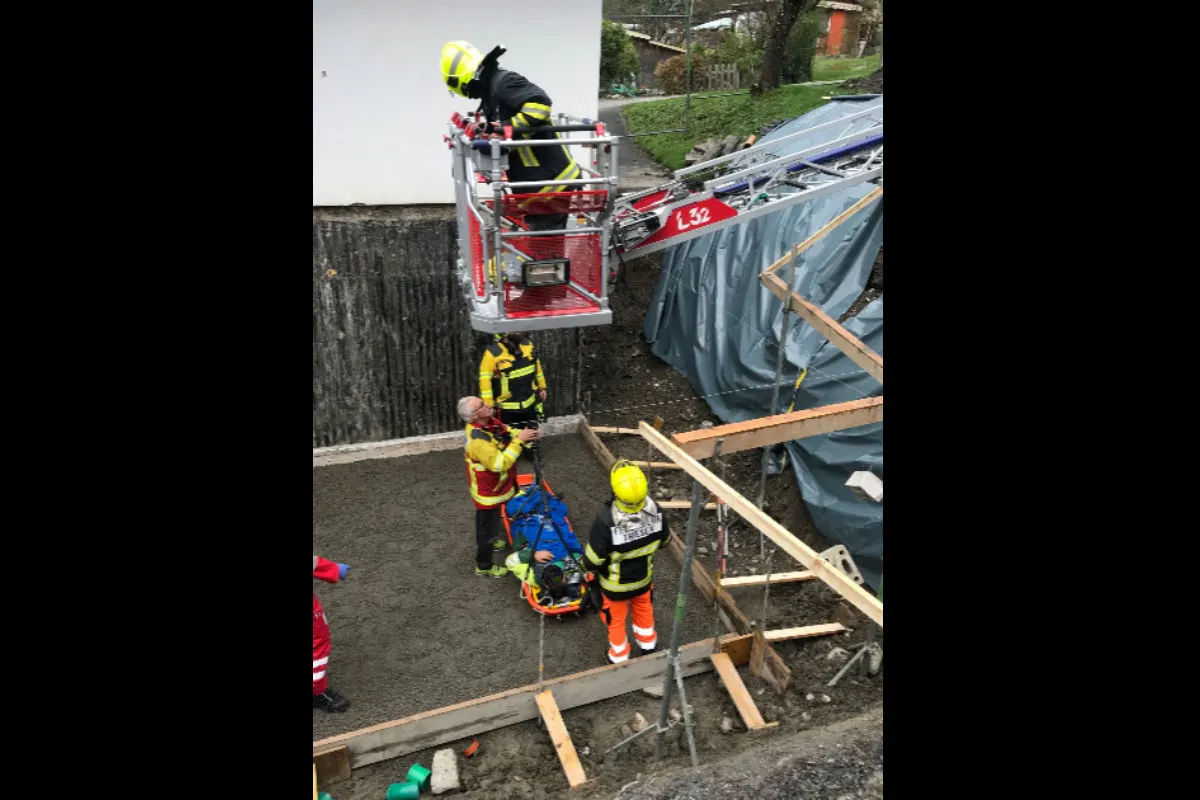 Triesen FL - Arbeiter fällt von Leiter