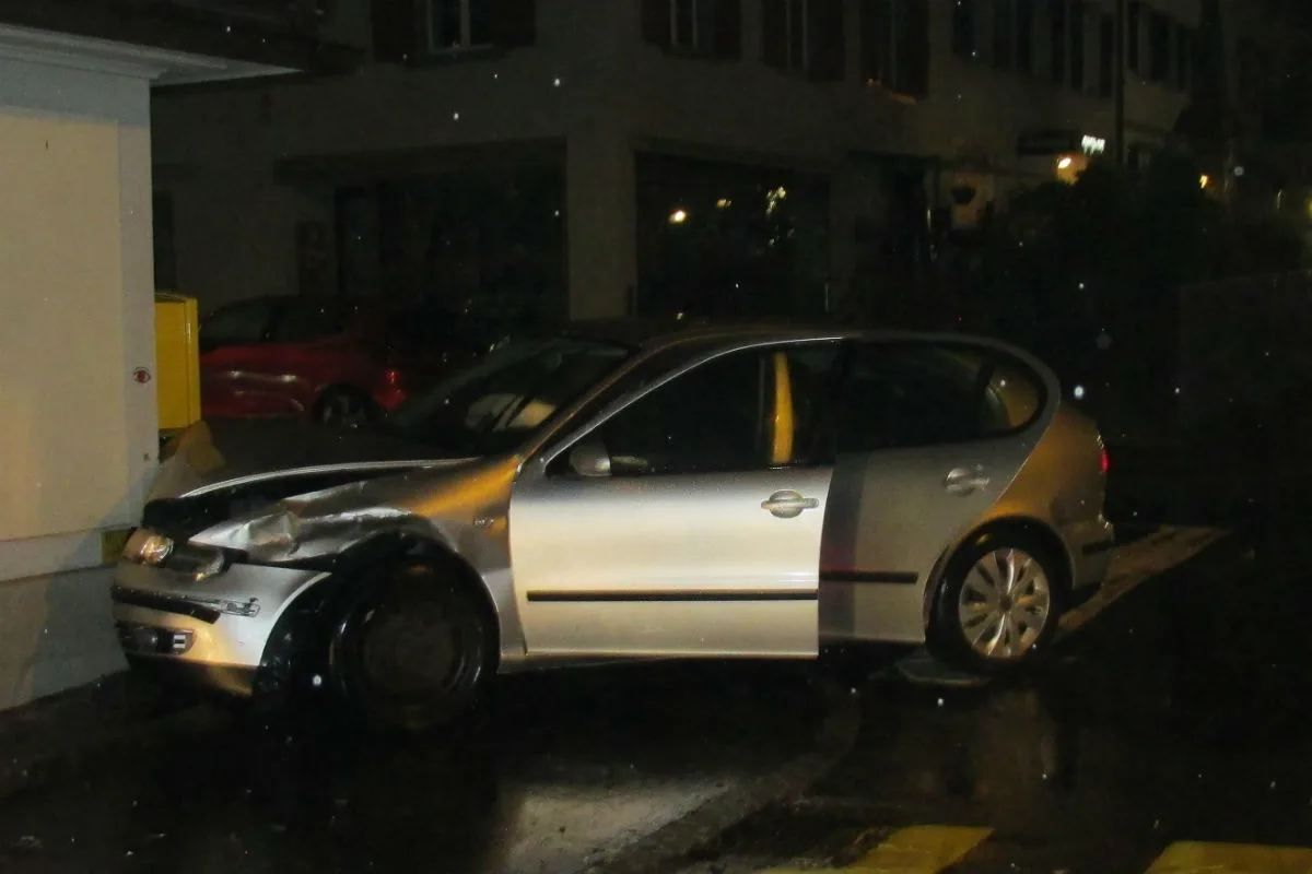 Unfall Glarus GL - Vortitt missachtet - Auto landet an Gebäudewand