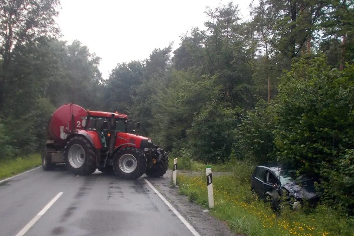Diepenau – Autofahrerin kollidiert mit Traktorgespann
