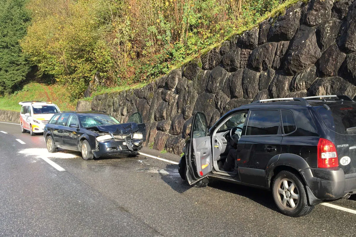 Unfall Engi GL - Kollision mit Gegenverkehr