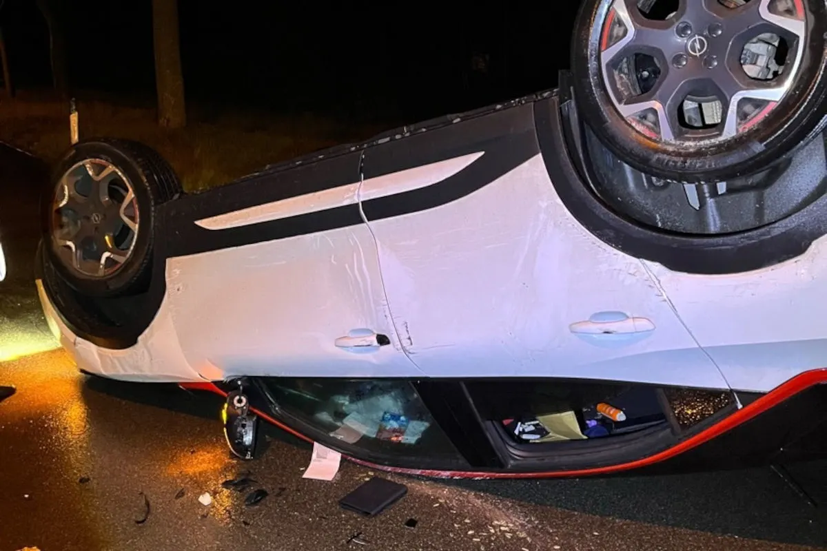 Duisburg – Gestohlener Pkw überschlägt sich nach Unfall