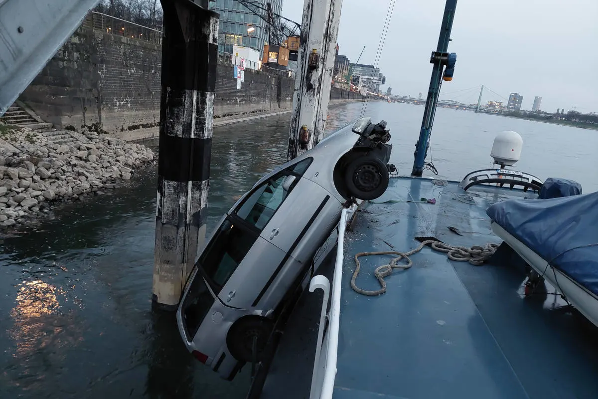 Köln – Auto rutscht beim Verladen ab und droht in den Rhein zu fallen