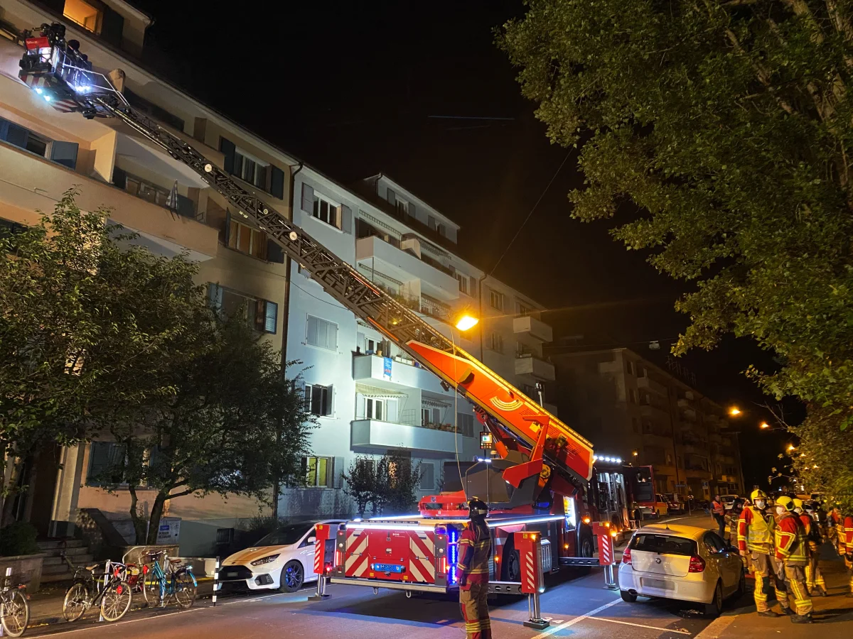 Bern Breitfeld - Feuerwehr musste mehrere Personen über Drehleiter evakuieren