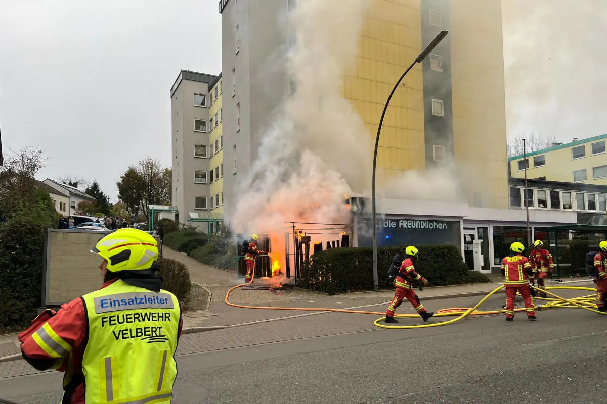 Velbert – Feuer greift auf Gebäude über