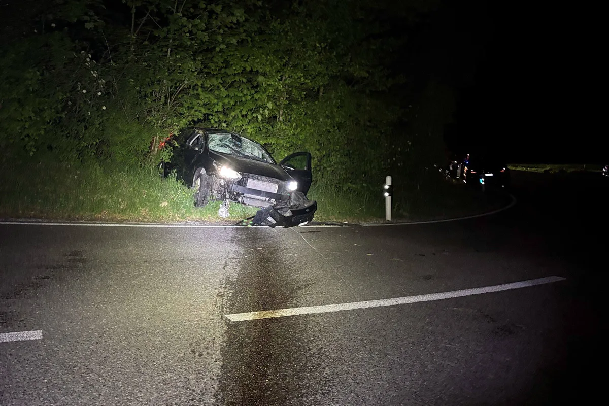 Küttigen AG – Auto überschlägt sich bei Unfall 