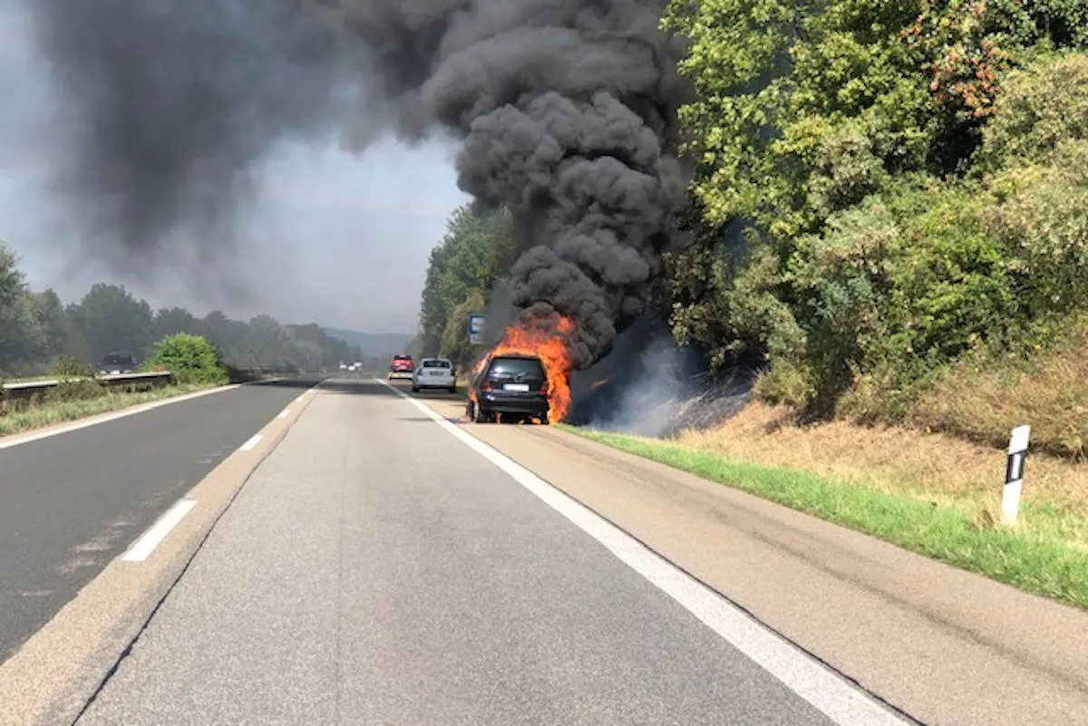 A65 Landau-Nord – Brennender PKW auf der Autobahn