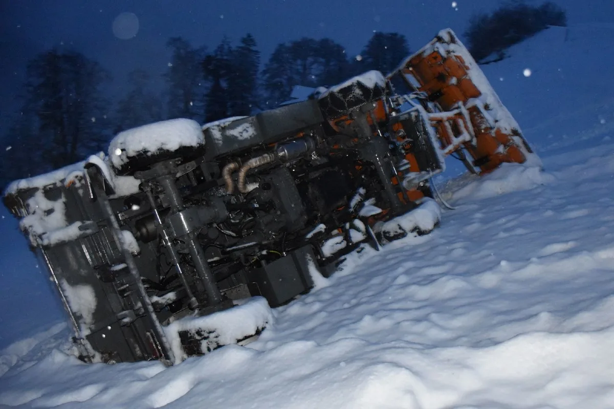 Schiers GR - Schneepflug überschlägt sich mehrfach!
