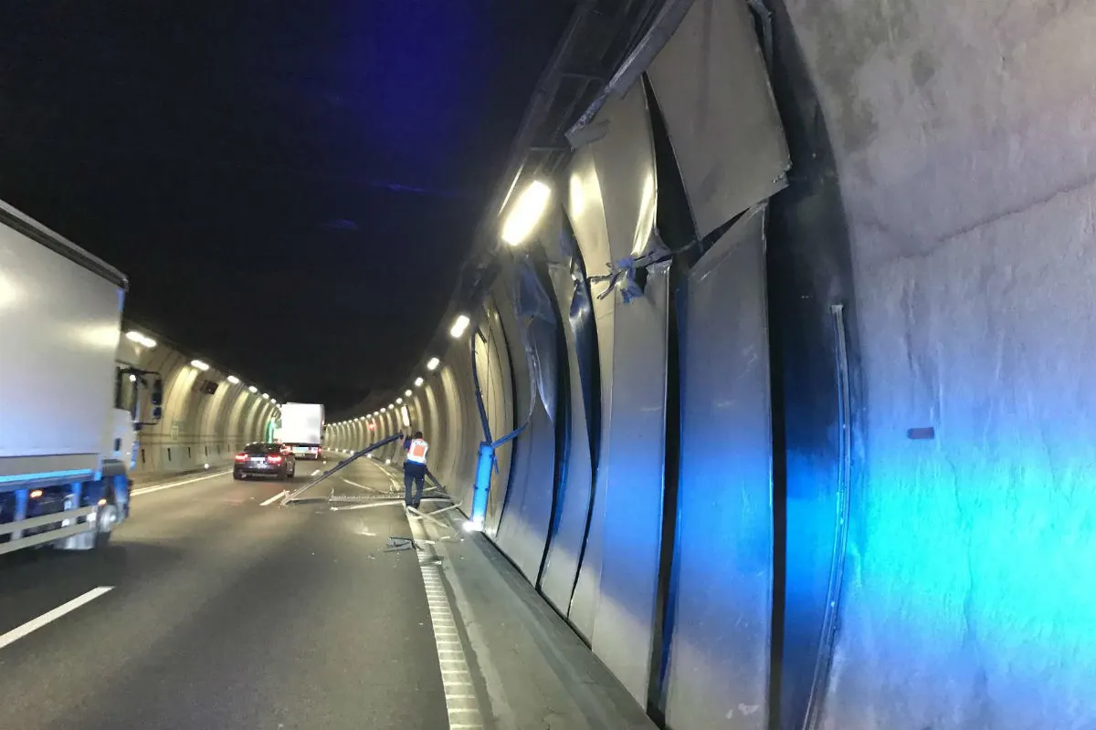 A2/Liestal BL - Lastwagen kollidiert mit Tunnelwand 