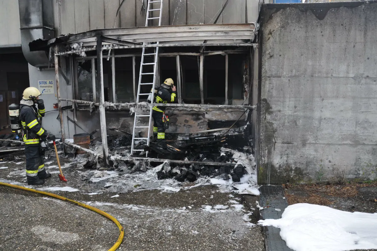 Bettlach SO - Holzpaletten in Brand geraten – die Polizei sucht Zeugen