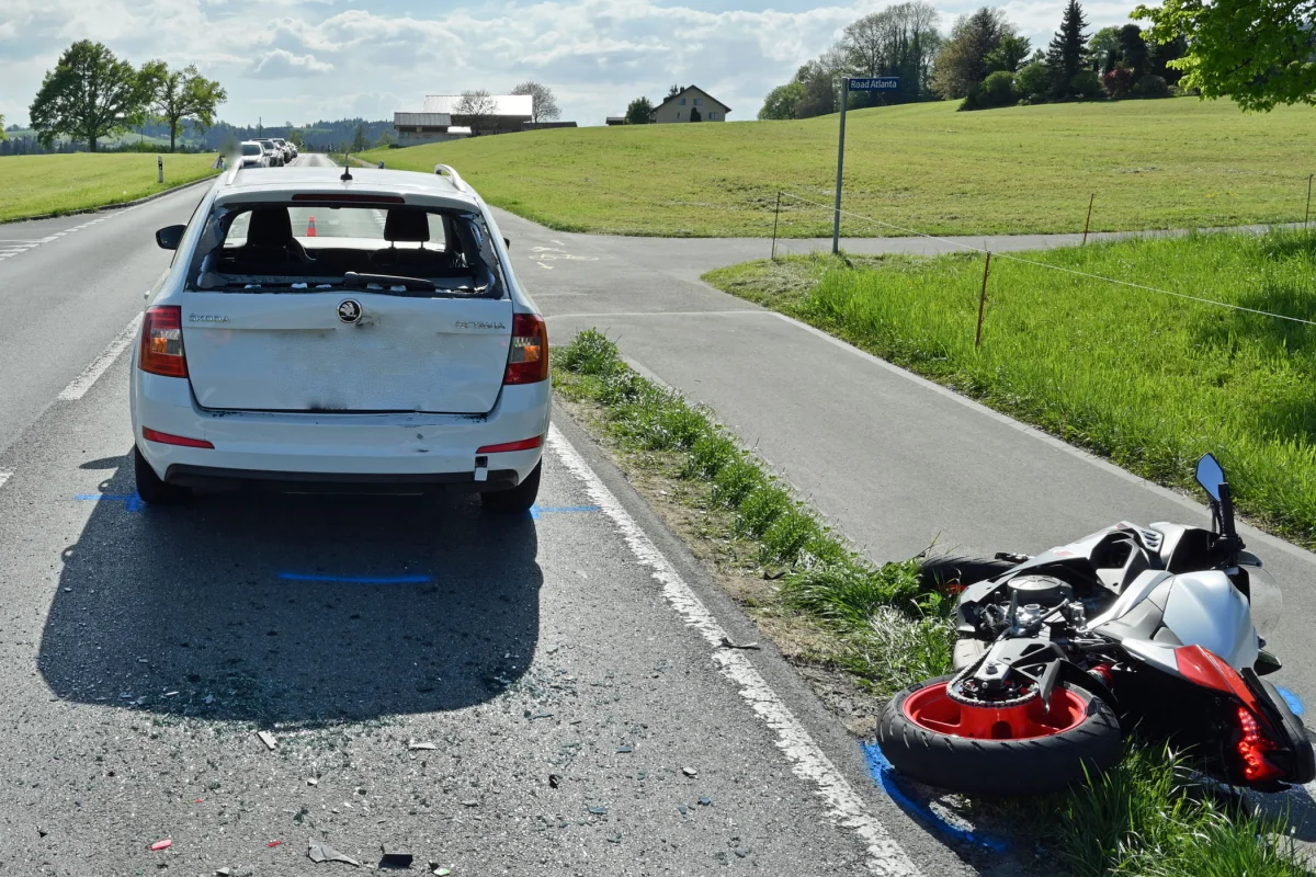Ruswil LU – Motorradfahrer kracht bei Unfall in Auto