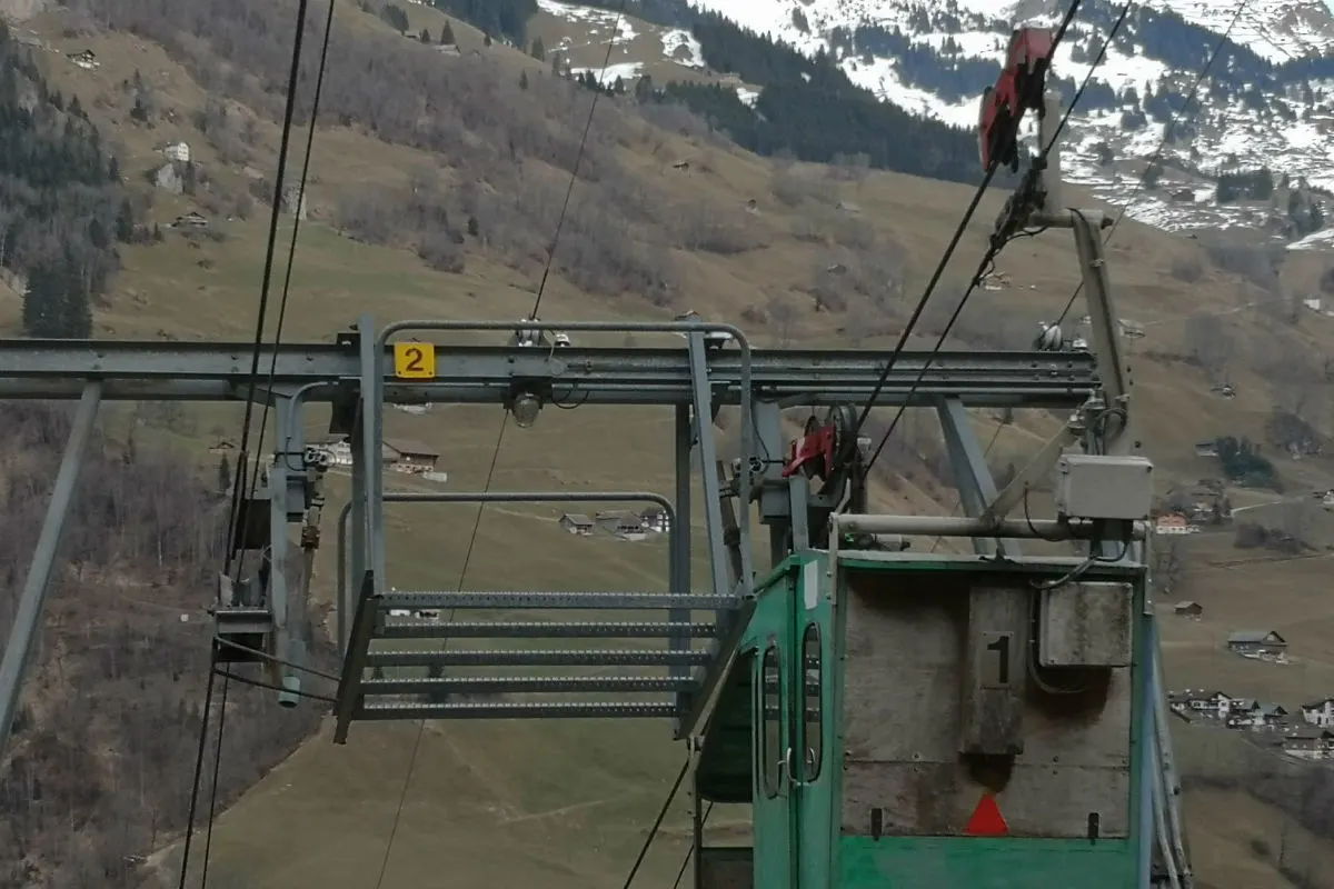 Spiringen UR - Luftseilbahn bleibt einfach stehen - Mann durch Rega gerettet!