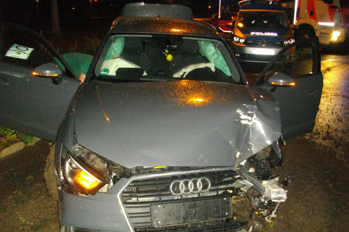 Erfurt - Betrunkener und zu schneller Audifahrer fällte einen Baum