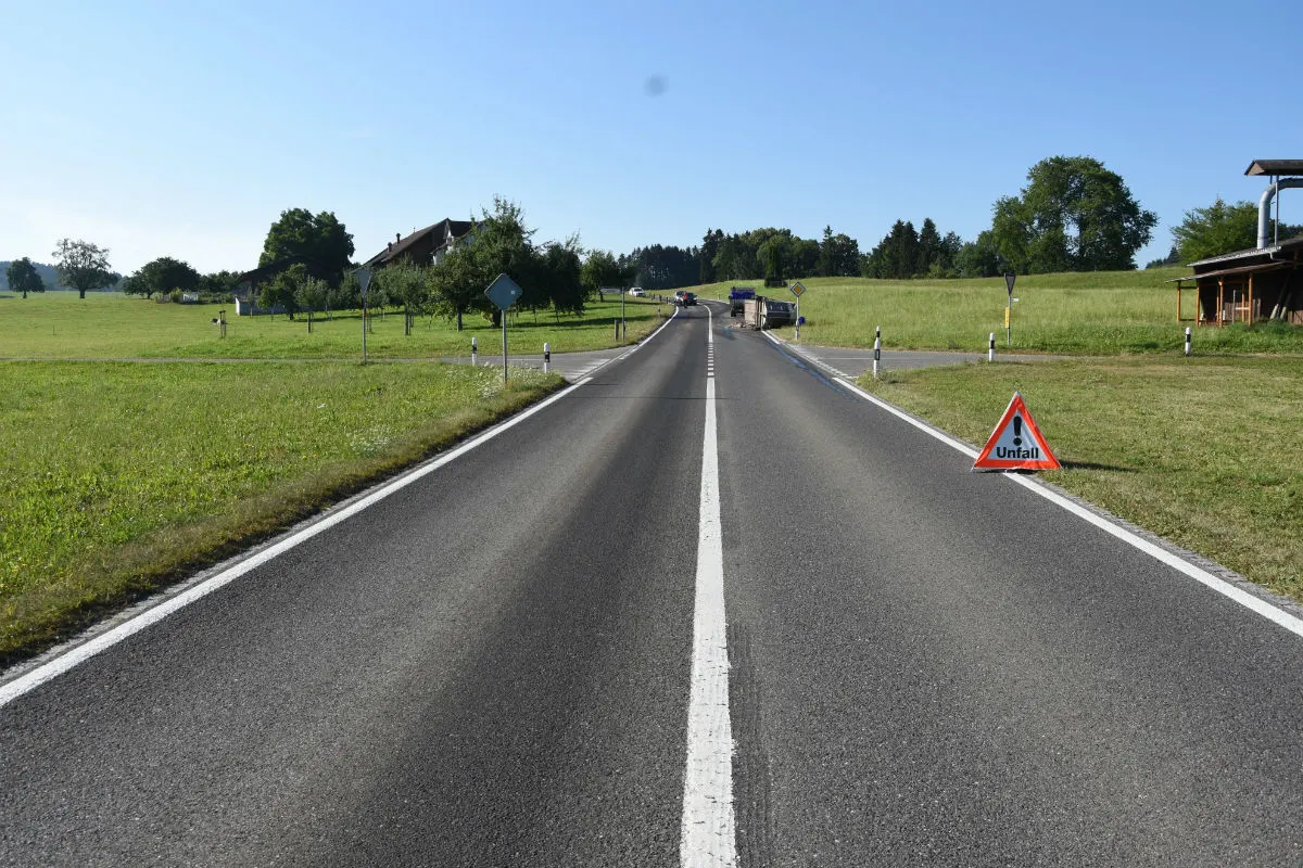 Waldkirch SG - Lieferwagen fährt in Anhänger - Zeugenaufruf