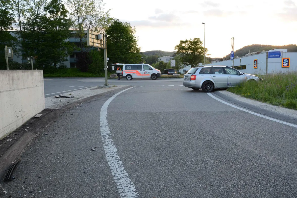 Füllinsdorf BL - Auto kollidiert mit Betonmauer