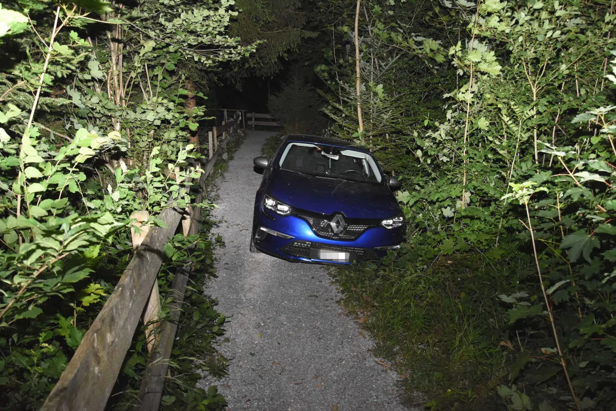 Benken SG – Fahrunfähig mit Auto Fussweg befahren