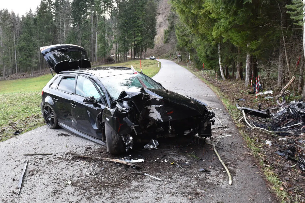 Sternenberg ZH – 19-jähriger Raser und 22-jährige Mitfahrerin bei Unfall verletzt