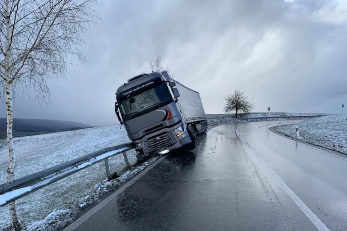 Siblingen SH - Alleinunfall eines Sattelschleppers