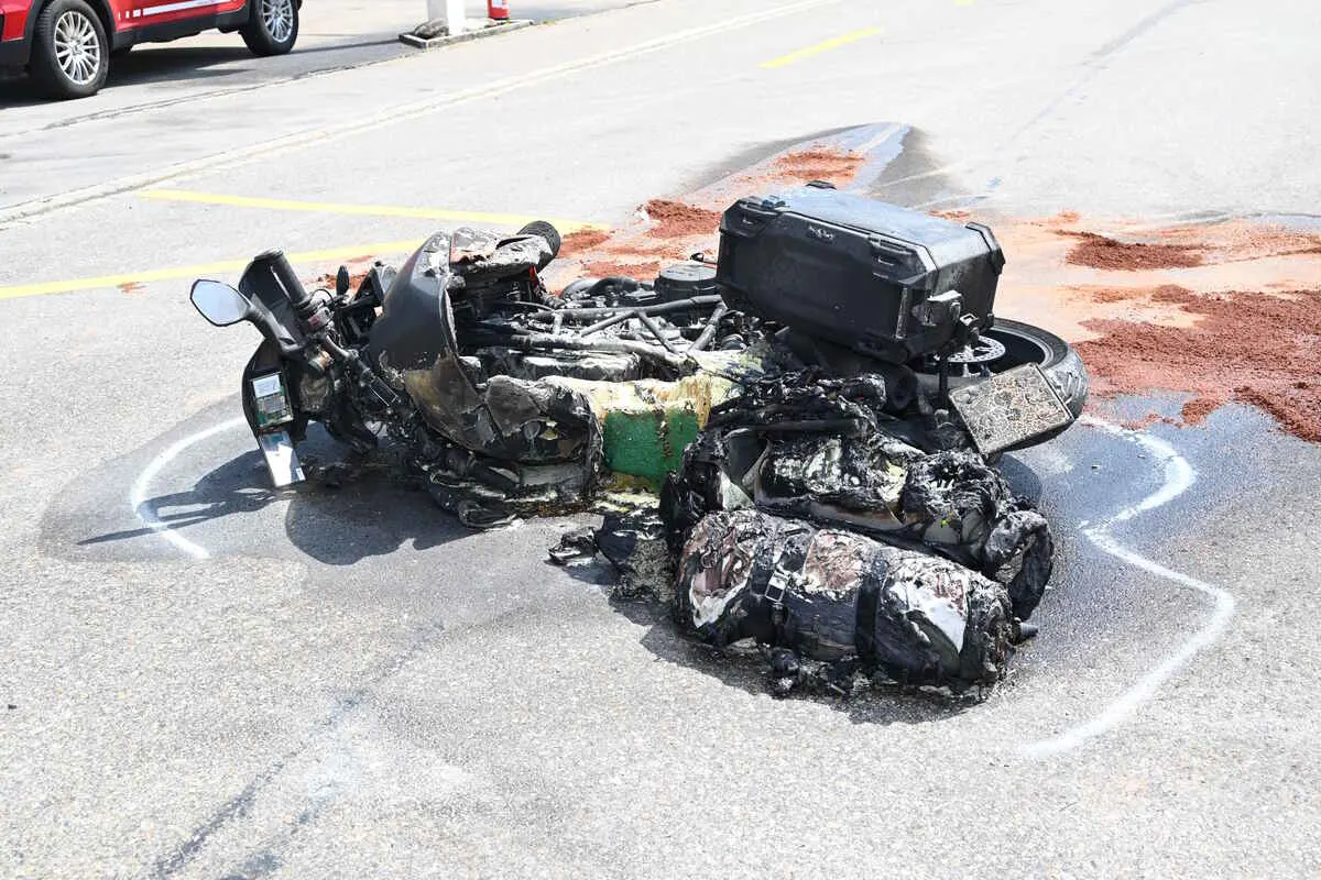 Lichtensteig SG - Motorradfahrer (61) bei Unfall durch Flammen schwer verletzt 