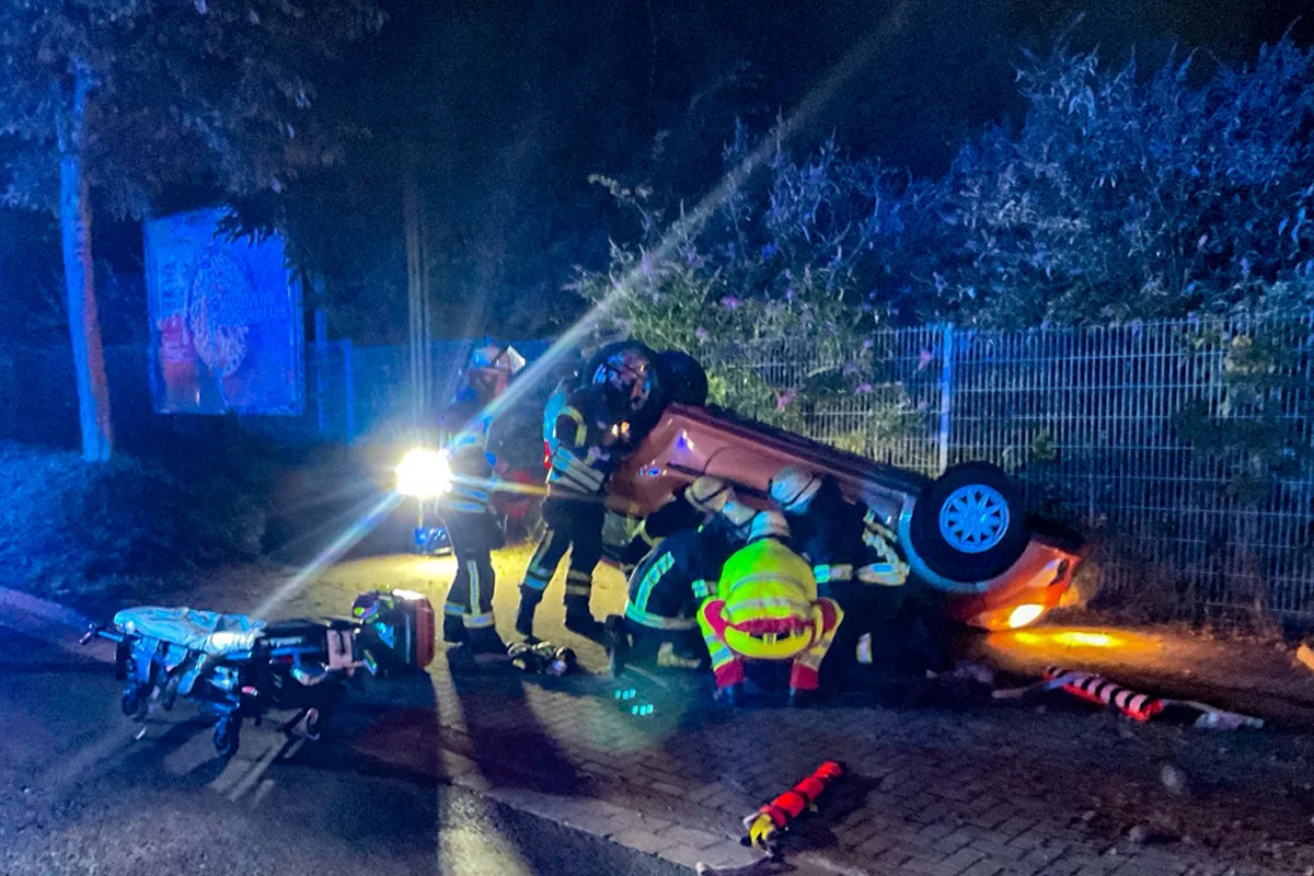 Unfall in Dortmund NW – Autofahrer nach Fahrzeugüberschlag verletzt geborgen