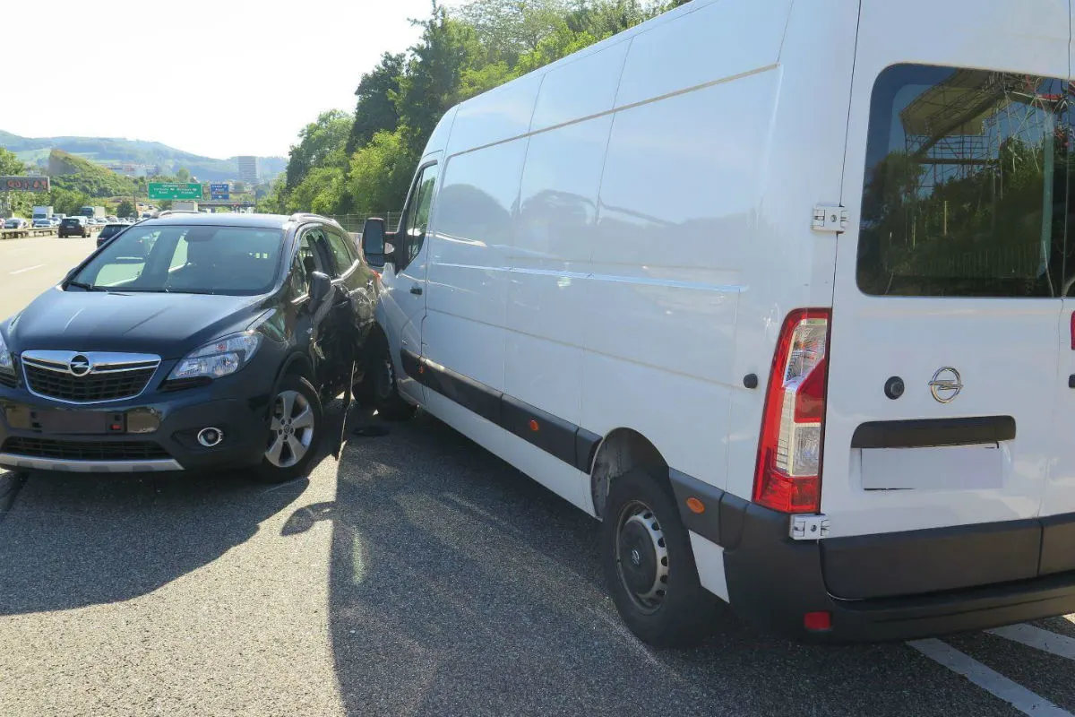Augst BL - Crash zwischen Auto und Lieferwagen