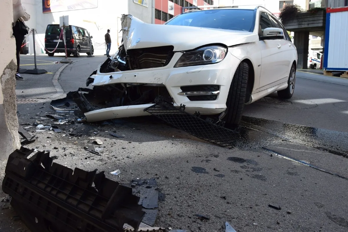 Unfall St. Moritz GR - 75-Jährige prallt mit Mercedes in Hotelfassade