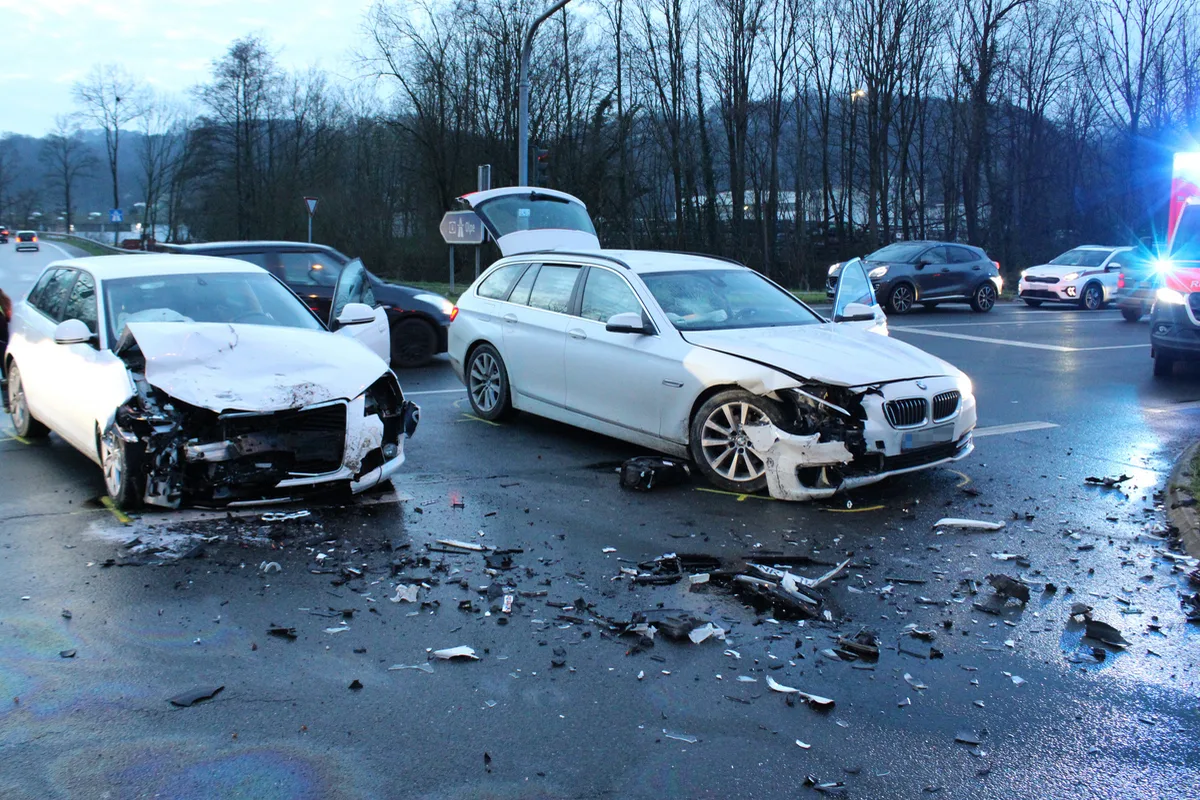 Overath NW - Verkehrsbehinderungen nach frontaler Kollision 
