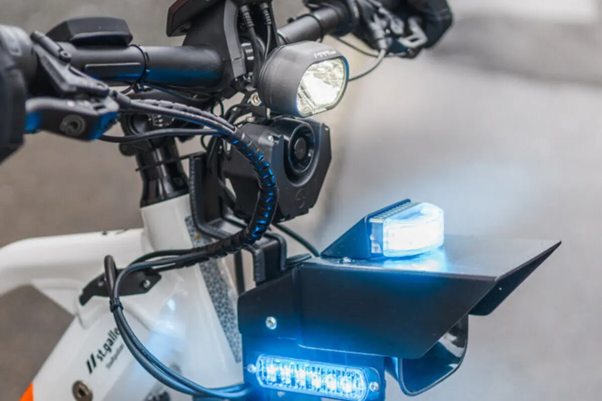  St.Gallen - Stadtpolizei auf E-Bikes mit Blaulicht und Sirenen unterwegs 