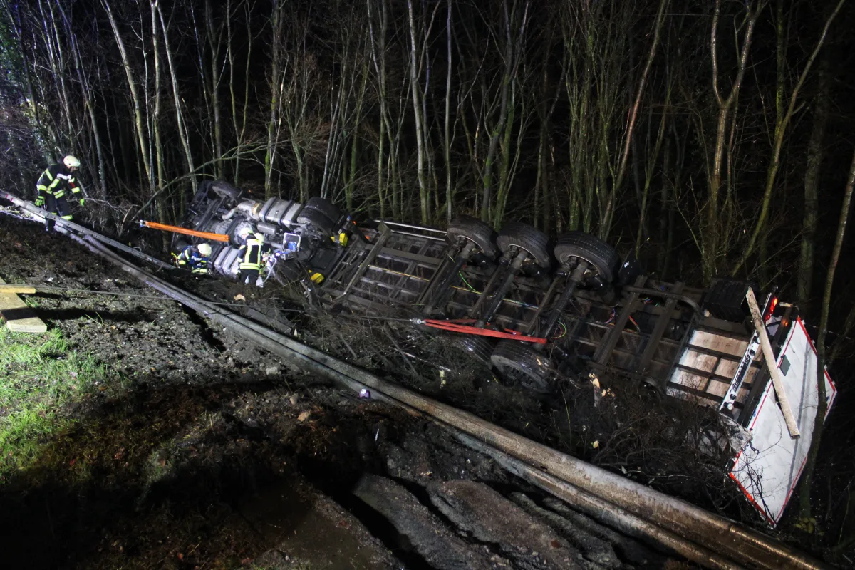 A2 Bad Salzuflen – 40 Tonner stürzt metertief Böschung hinunter