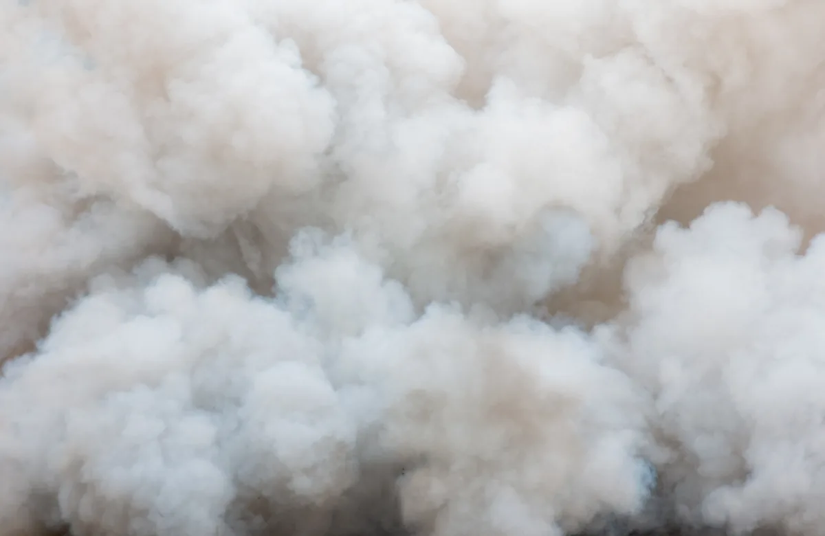 Das Bild zeigt dichte, weiße Rauchwolken, die nahezu den gesamten Raum einnehmen und die Sicht blockieren. Die Rauchentwicklung deutet auf einen Brand oder eine ähnliche Gefahrenlage hin.