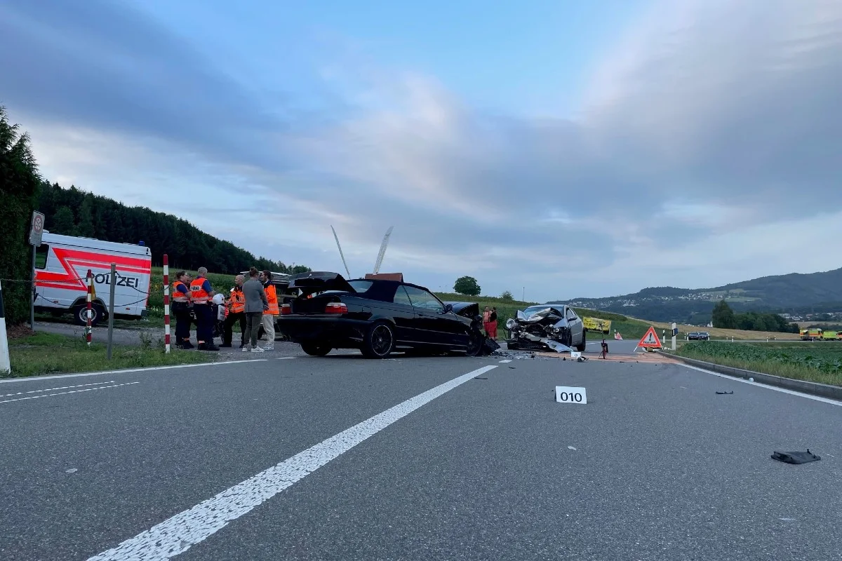 Birmensdorf ZH - Zwei Verletzte nach heftigem Unfall 