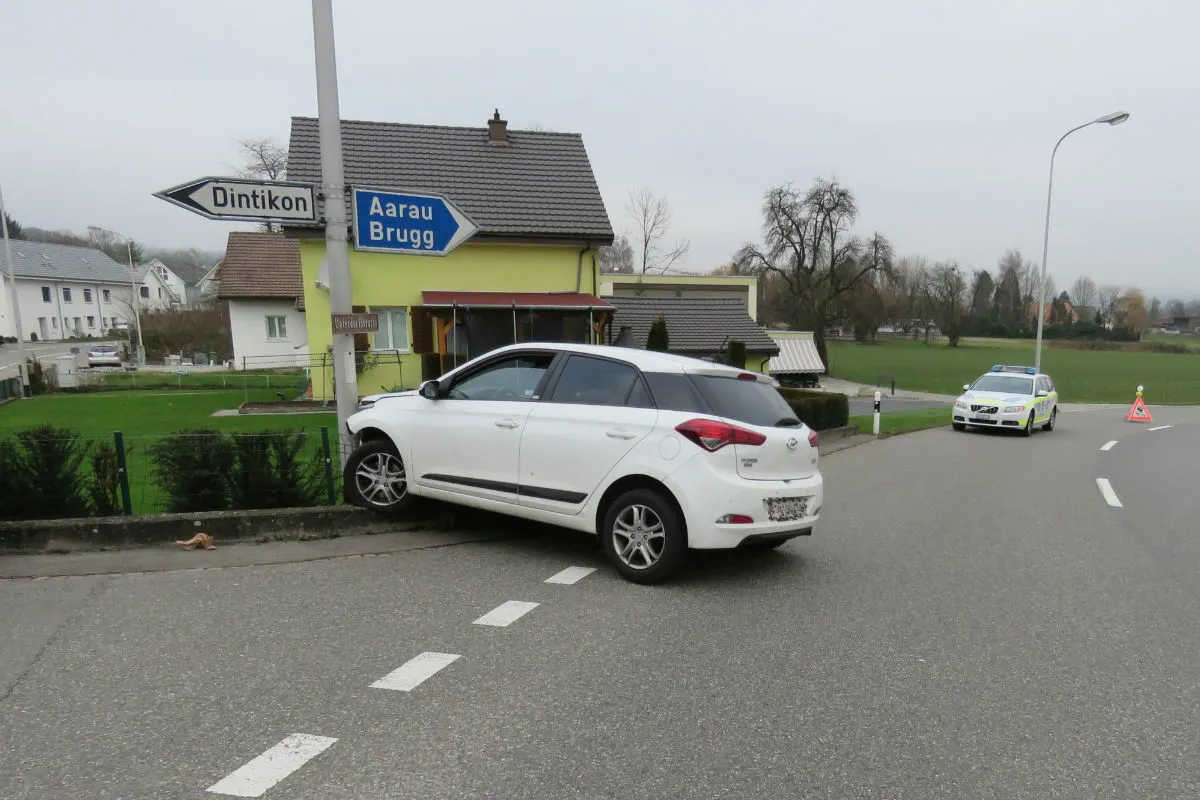 Villmergen AG - Nach Selbstunfall zu Fuss geflüchtet