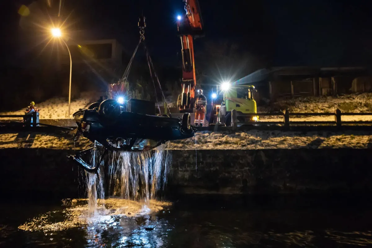 Zug ZG - Auto landet nach Selbstunfall im Zugersee