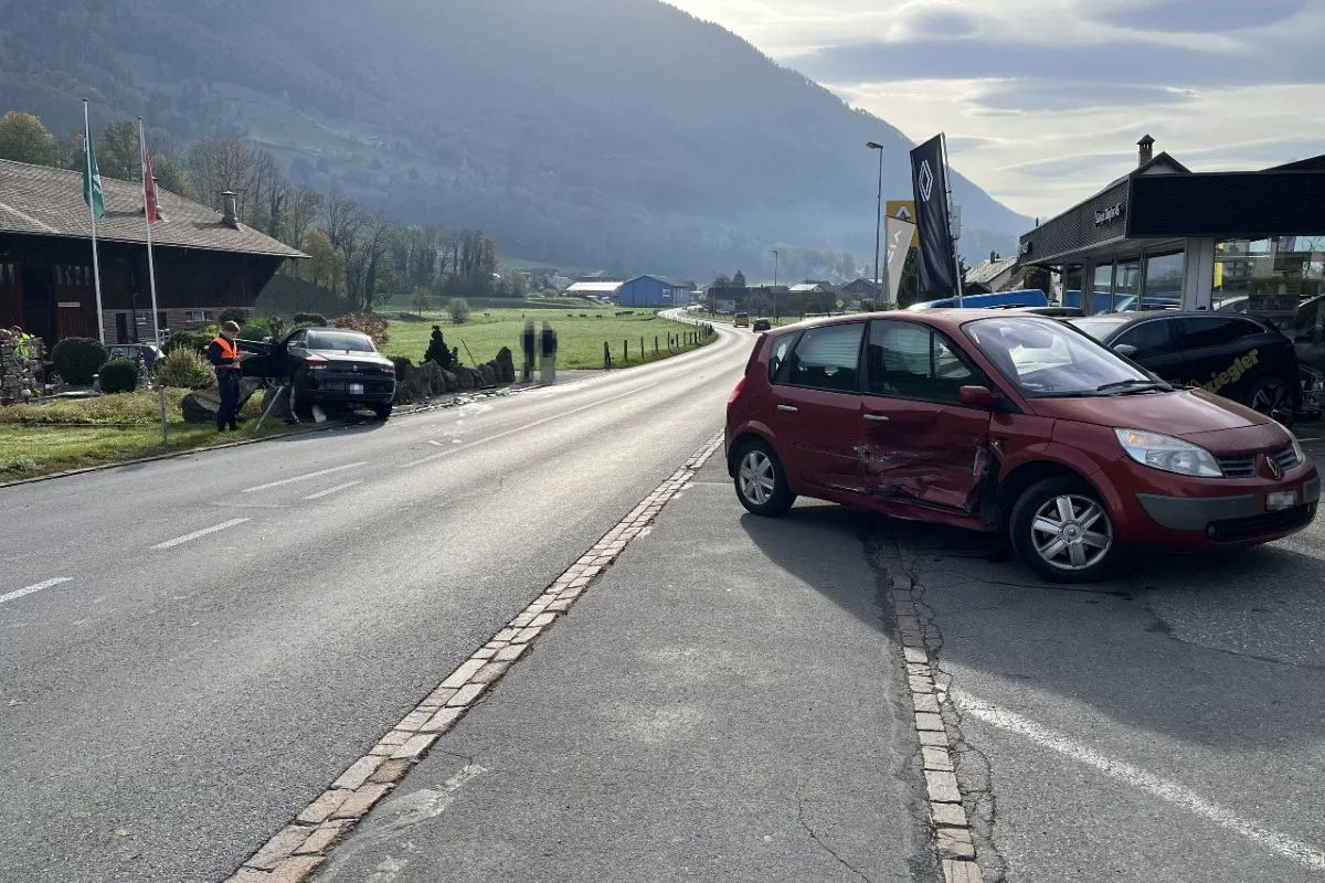  Rufi SG - Vor Renault-Garage zweimal Totalschaden bei Kollision zwischen zwei Renaults!