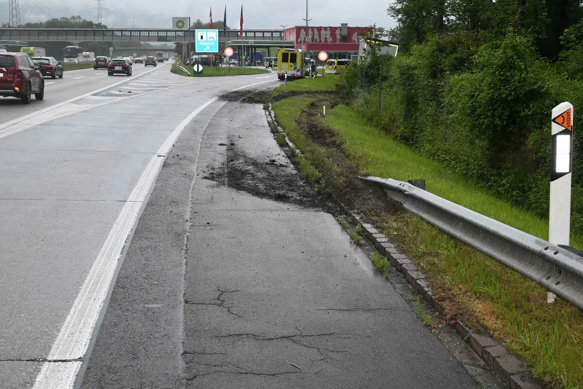 Sevelen SG - Sattelmotorfahrzeug landet bei Unfall im Wiesland