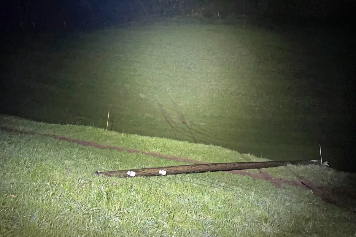 Entlebuch LU - Unfallverursacher deckt Auto mit Militärblachen ab