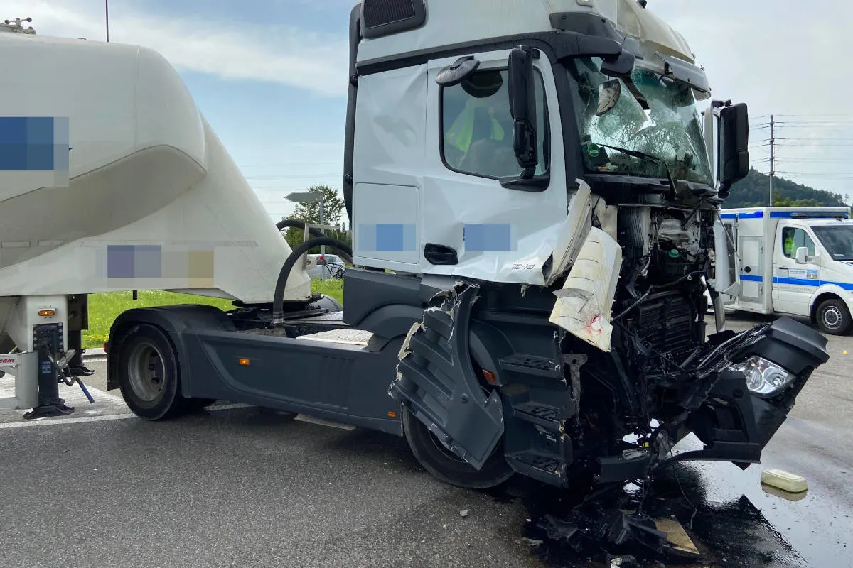 Hunzenschwil AG – Heftige Kollision zweier Lastwagen